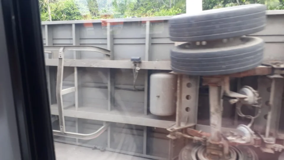 Carreta que fazia transporte de materiais, tomba na avenida buriti, próximo a Bola da Suframa