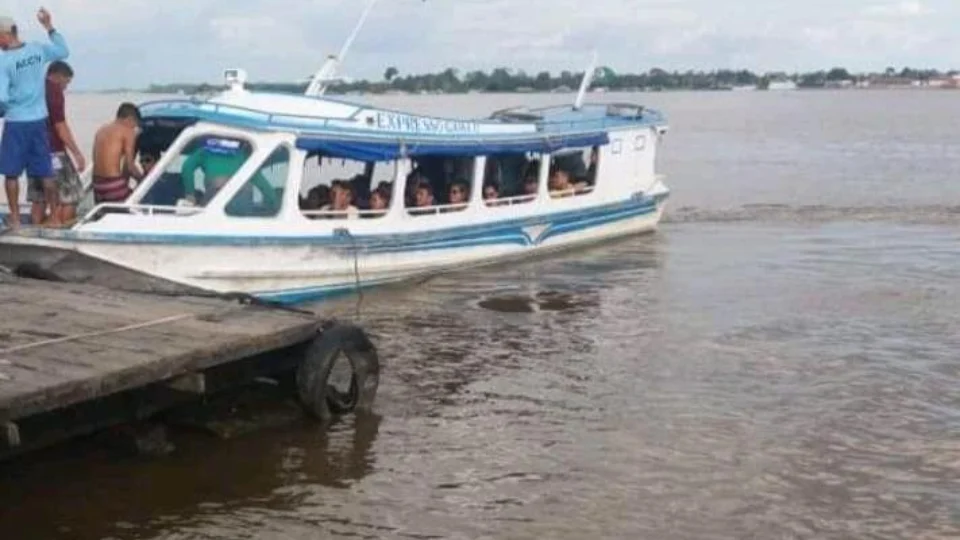Criminosos fazem arrastão em lancha e deixam vítimas às margens do rio no AM