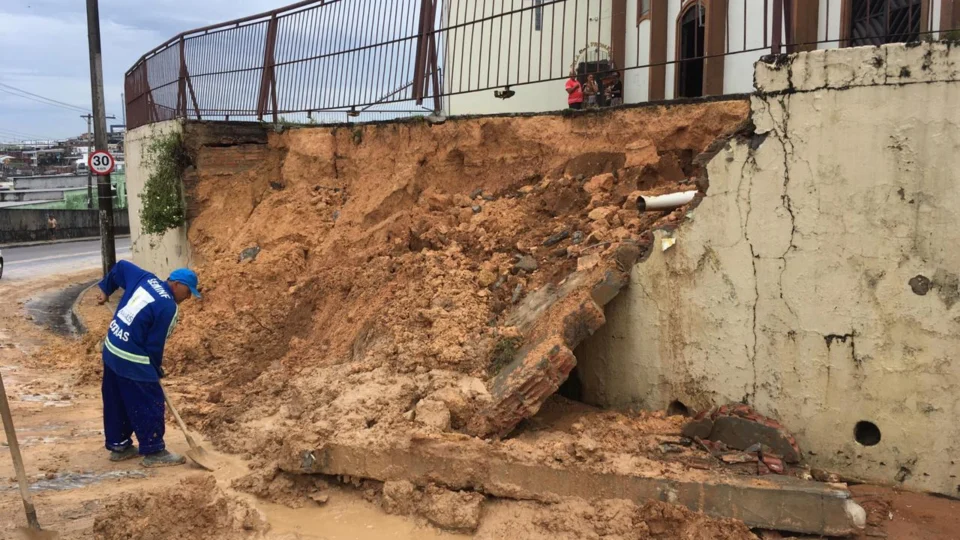 Desabamentos e crateras abertas fazem parte dos estragos devido a chuva forte em Manaus