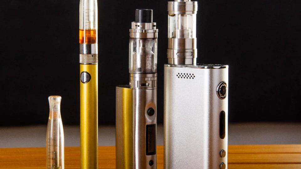 Cigarro eletrônico quadruplica chances de jovens procurarem cigarros convencionais