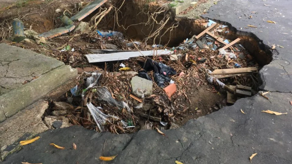 Comunidade denuncia cratera em rua do Dom Pedro e reclama dos transtornos