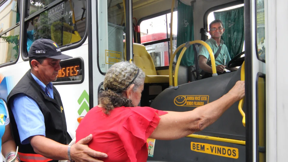 Idosa é atropelada durante tumulto para embarcar em ônibus no Terminal 2, zona Sul de Manaus