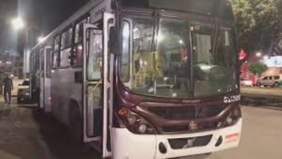 Rodoviários da empresa Via Verde fazem paralização, na manhã deste sábado (4)