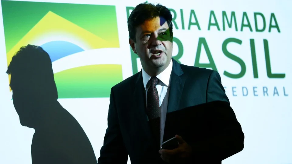 Ministro confirma primeiro caso suspeito de coronavírus no Brasil