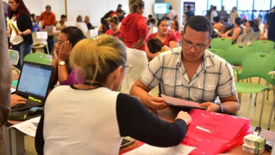 Em primeiro dia de contratação direta, 1.290  técnicos de enfermagem são atendidos pelo governo do estado