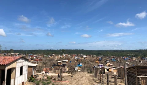 Autoridades conversam com moradores da Monte Horebe sobre a reintegração da área