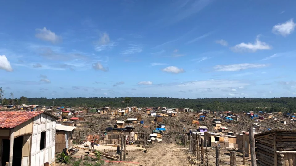 Autoridades conversam com moradores da Monte Horebe sobre a reintegração da área