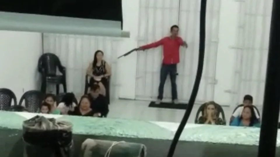 Vídeo mostra bandidos realizando assalto em igreja no São José