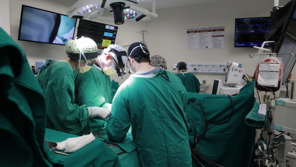 Médicos realizam com sucesso 1ª cirurgia em criança cardiopata amazonense levada para São Paulo