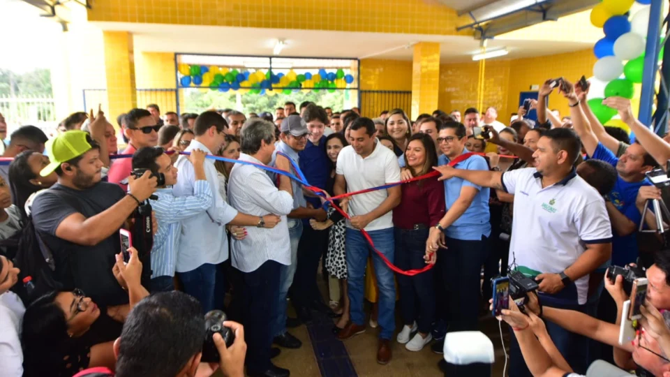 Governador Wilson Lima inaugura escola de tempo integral em Presidente Figueiredo