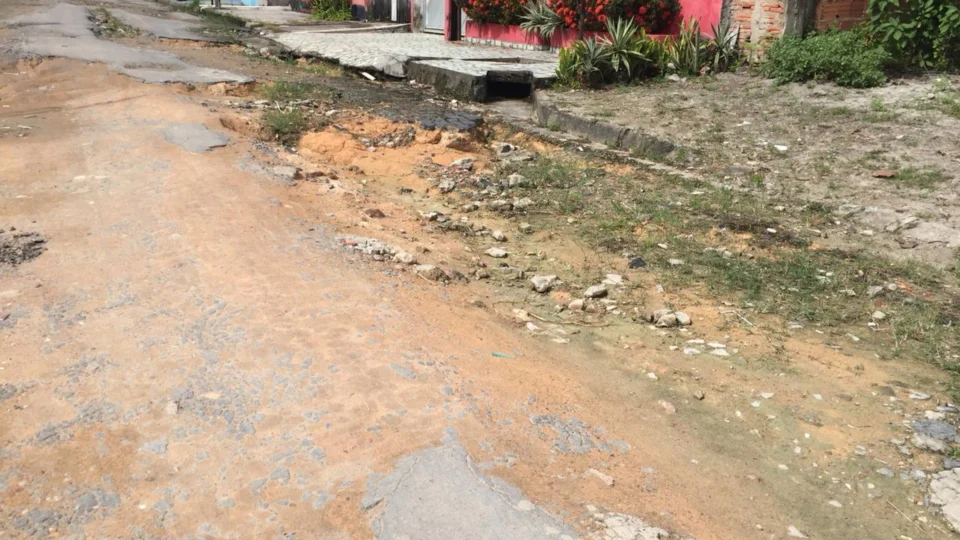 Moradores denunciam falta de infraestrutura em ruas do bairro Monte das Oliveiras