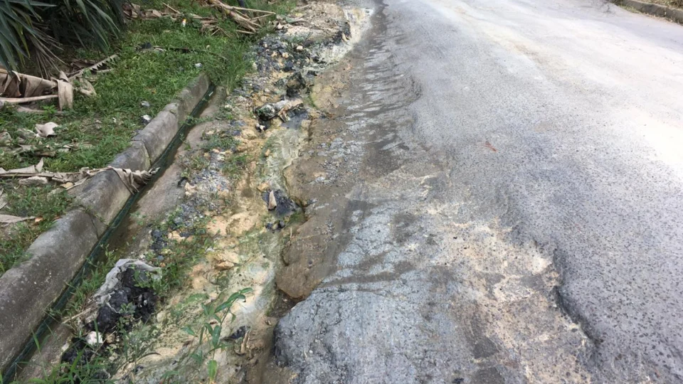 Falta de infraestrutura provoca acidentes em rua do bairro Flores