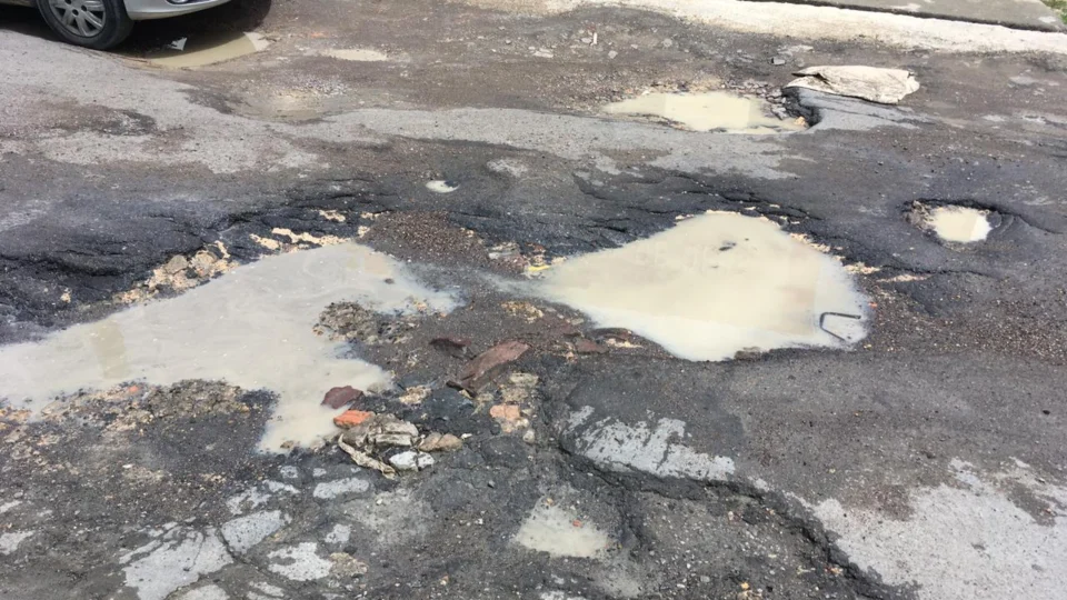 Moradores denunciam os buracos em rua de conjunto do bairro Flores