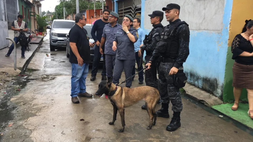 Com ajuda de cão farejador, polícia faz buscas por Erlon Gabriel