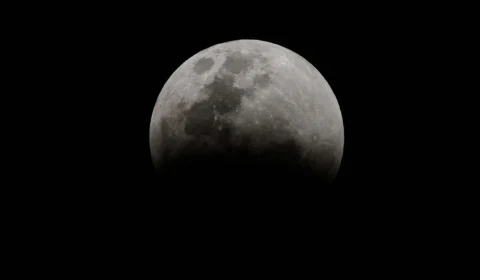 Superlua ilumina a noite de domingo