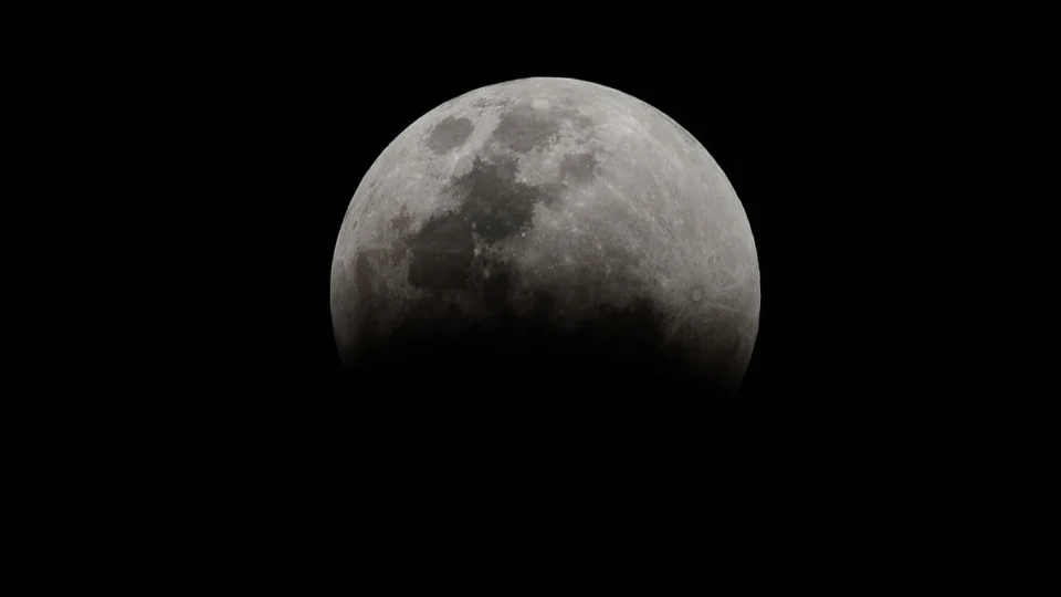 Superlua ilumina a noite de domingo