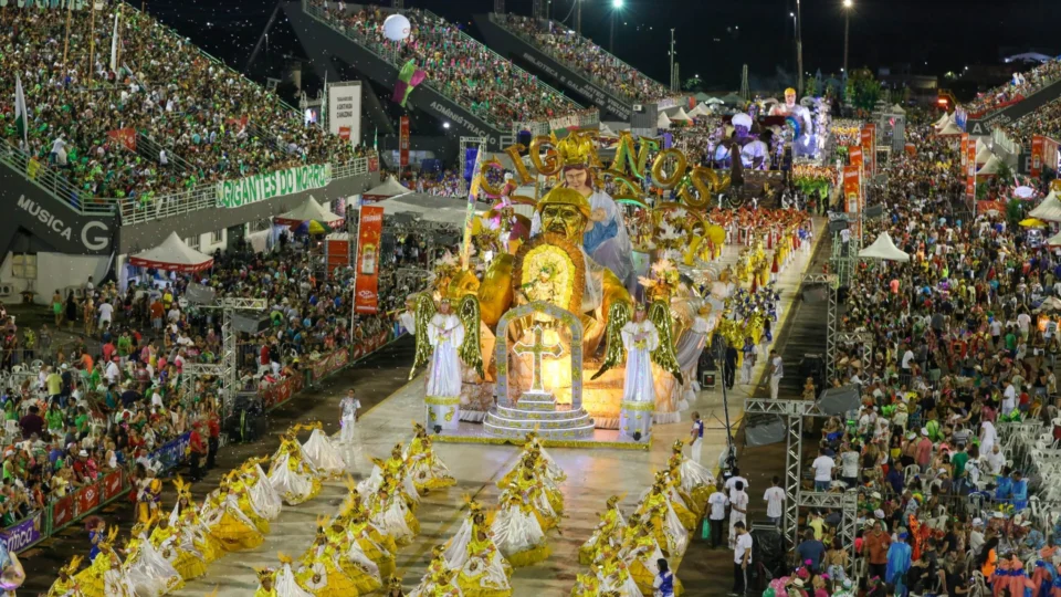 Diversidade de temas e ritmos marca o desfile das escolas de samba do Grupo Especial de Manaus