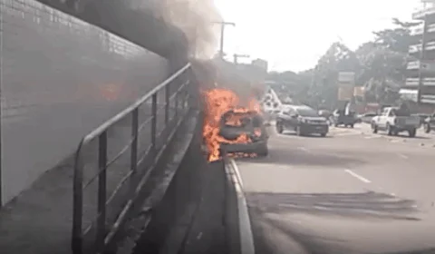 Vídeo: carro é destruído pelo fogo na avenida Mário Ypiranga