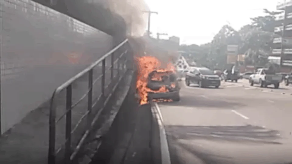 Vídeo: carro é destruído pelo fogo na avenida Mário Ypiranga