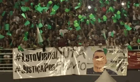 No Sambódromo, torcida pede Justiça por Flávio Rodrigues. ‘Luto virou luta’