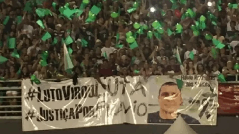 No Sambódromo, torcida pede Justiça por Flávio Rodrigues. ‘Luto virou luta’
