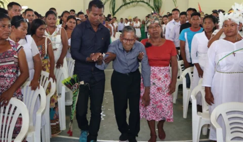 Indígena de 100 anos oficializa matrimônio em casamento coletivo no interior do Amazonas