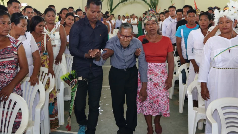 Indígena de 100 anos oficializa matrimônio em casamento coletivo no interior do Amazonas