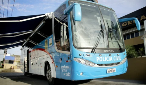 Delegacia Móvel está posicionada em frente da Delegacia Geral à disposição do público durante o final de semana