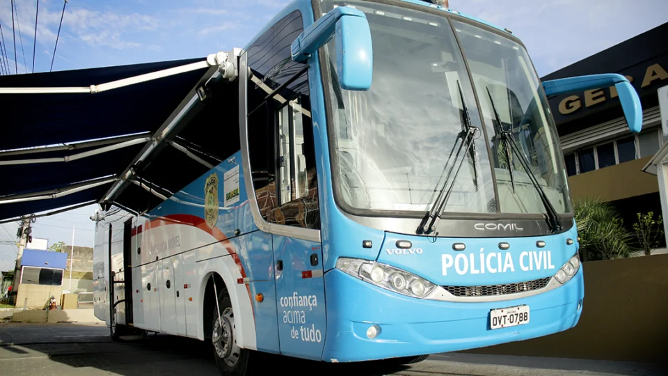 Delegacia Móvel está posicionada em frente da Delegacia Geral à disposição do público durante o final de semana