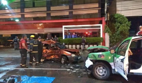 Após invadir o outro sentido da avenida, carro se choca com viatura da PM e deixa uma pessoa morta, no Aleixo