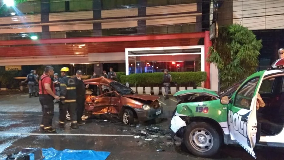 Após invadir o outro sentido da avenida, carro se choca com viatura da PM e deixa uma pessoa morta, no Aleixo
