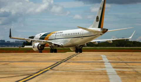 Brasileiros resgatados na China chegam à Base Aérea de Anápolis (GO)