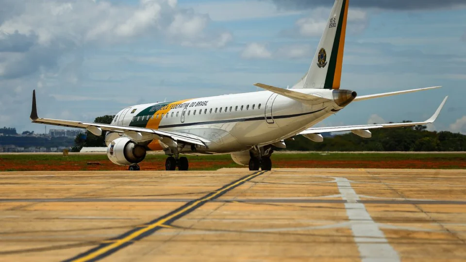 Brasileiros resgatados na China chegam à Base Aérea de Anápolis (GO)