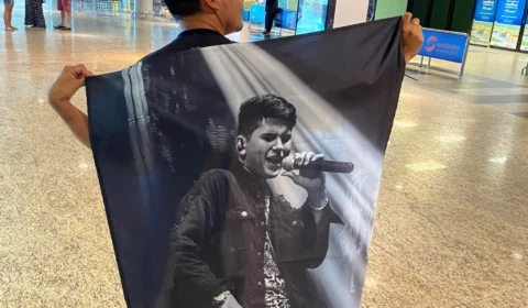 Cantor amazonense recebe surpresa de fãs ao desembarcar no aeroporto de Manaus