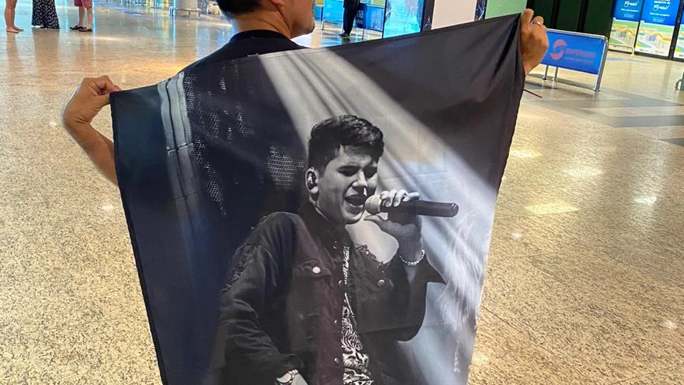 Cantor amazonense recebe surpresa de fãs ao desembarcar no aeroporto de Manaus