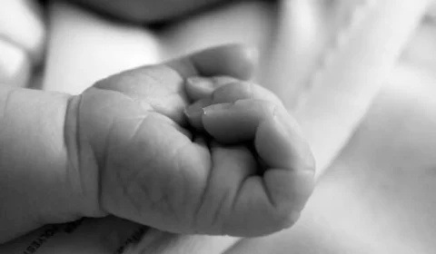 Bebê de dois meses morre esmagado pela mãe enquanto era amamentado