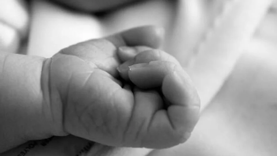 Bebê de dois meses morre esmagado pela mãe enquanto era amamentado