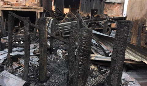 ‘Perdi tudo, mas salvei minha filha’, diz moradora que jogou menina pela janela durante incêndio em Manaus