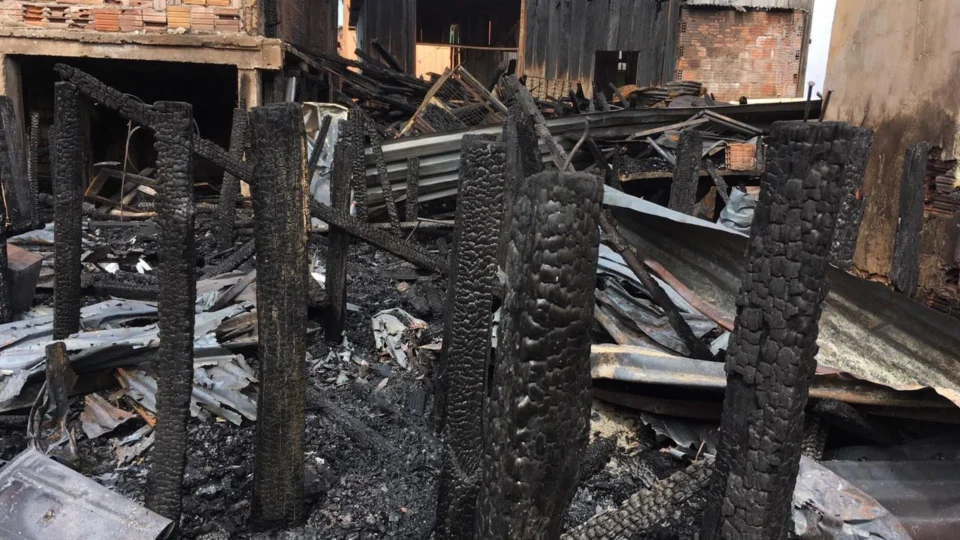 ‘Perdi tudo, mas salvei minha filha’, diz moradora que jogou menina pela janela durante incêndio em Manaus