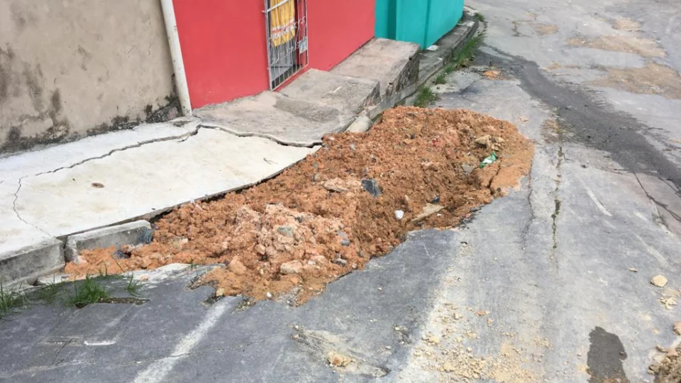 Obra inacabada pela prefeitura gera risco de desabamento de casas em rua do Parque São Pedro