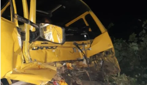 Um homem morre e outros três ficam feridos em grave acidente entre caminhões no Km 68