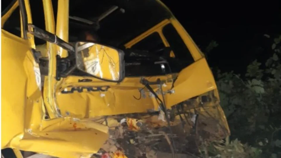 Um homem morre e outros três ficam feridos em grave acidente entre caminhões no Km 68