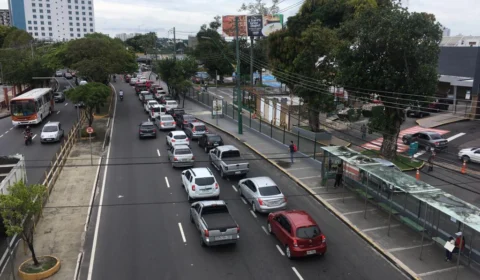 Em Manaus, drive thru de vacinas da gripe tem primeiro teste com longas filas de carros