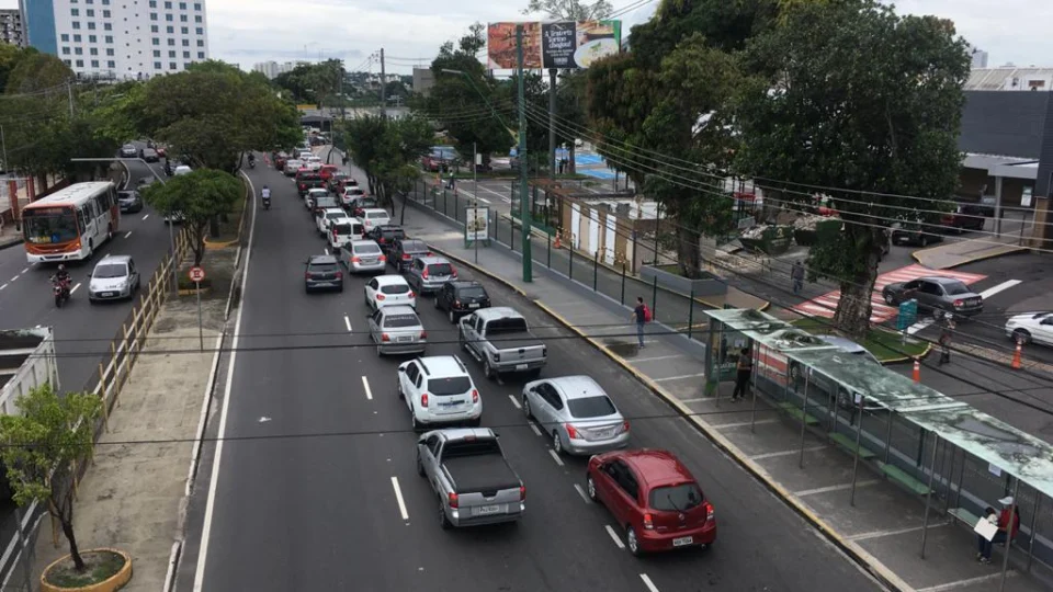 Em Manaus, drive thru de vacinas da gripe tem primeiro teste com longas filas de carros