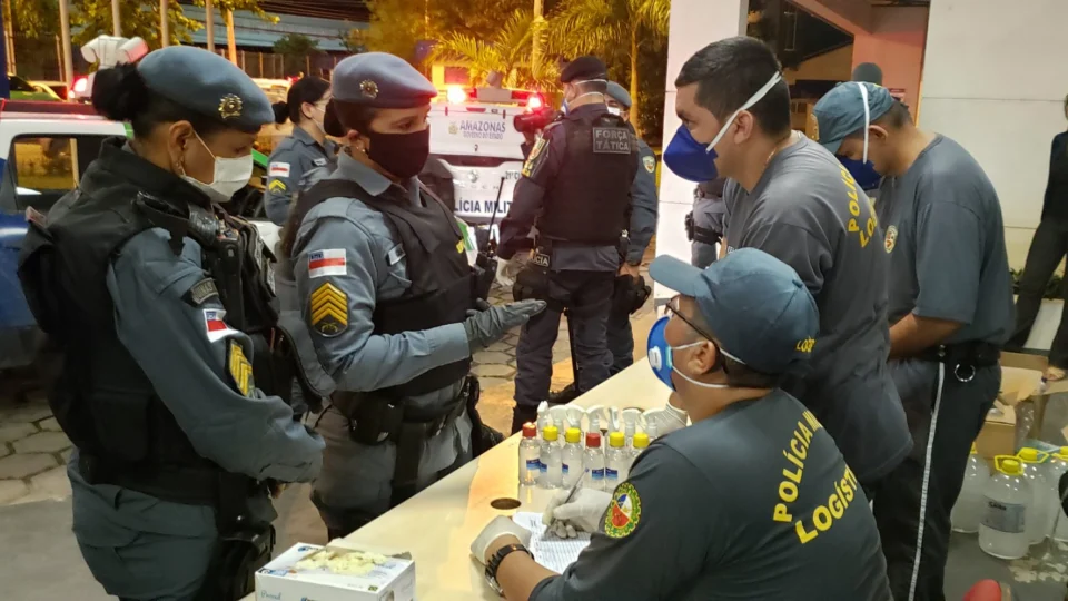 Para atuação no combate ao coronavírus, policiais militares recebem equipamentos de proteção individual