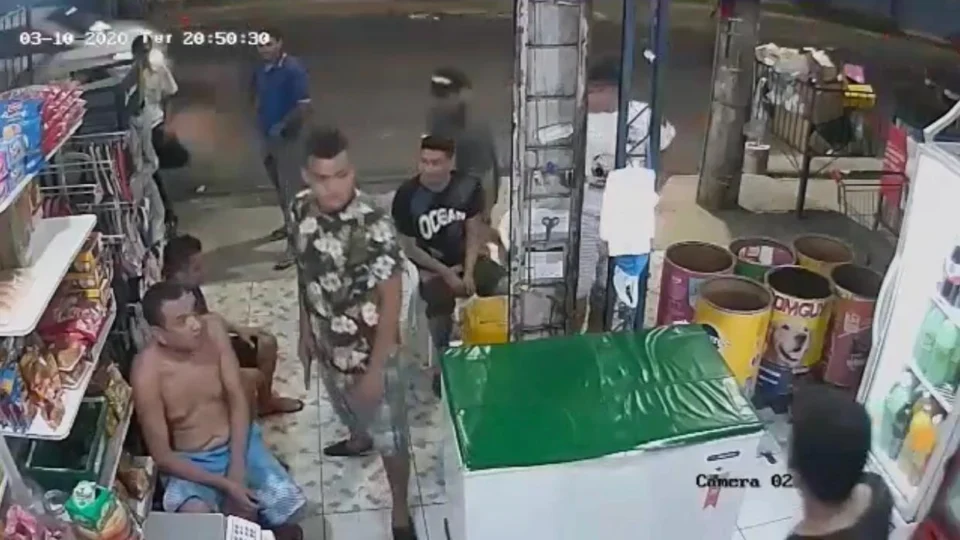 Vídeo mostra ação de assaltantes em mercadinho no bairro Petrópolis