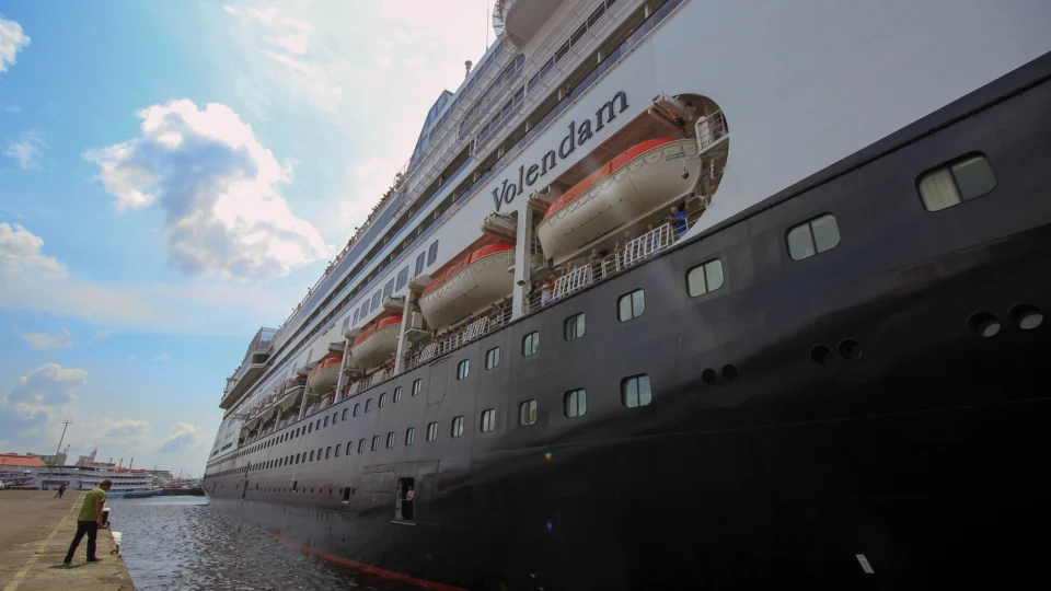 Navio Cruzeiro Volendam chega neste domingo (8) com 2 mil turistas