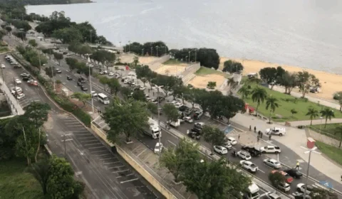 Empresários promovem carreata pedindo reabertura do comércio em Manaus