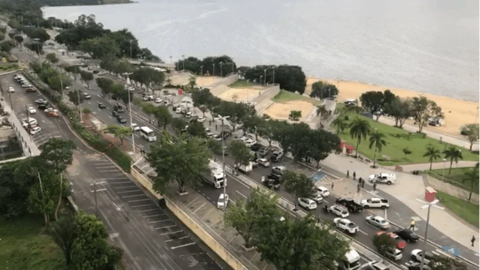 Empresários promovem carreata pedindo reabertura do comércio em Manaus