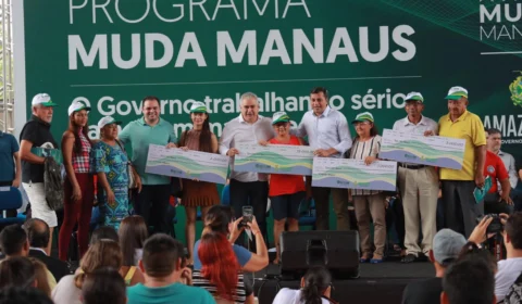 Governador entrega crédito a empreendedores na terceira edição do programa ‘Muda Manaus’